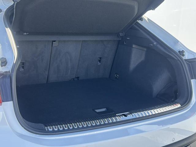 Ｑ３スポーツバック ３５ＴＦＳＩ　Ｓライン　プラスＰＫＧ　ブラックスタイリングＰＫＧ　スマホ連携　パーシャルレザー　コンビニ＆アシスタンスＰＫＧ　プライバシーガラス　アンビエントライト　純正１９インチＡＷ　全周囲カメラ　ＡＣＣ　１オーナー（16枚目）
