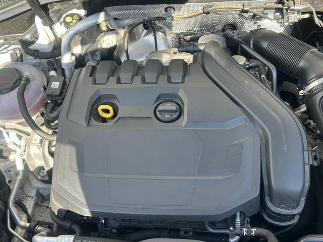 Ｑ３スポーツバック ３５ＴＦＳＩ　Ｓライン　プラスＰＫＧ　ブラックスタイリングＰＫＧ　スマホ連携　パーシャルレザー　コンビニ＆アシスタンスＰＫＧ　プライバシーガラス　アンビエントライト　純正１９インチＡＷ　全周囲カメラ　ＡＣＣ　１オーナー（17枚目）