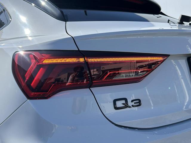 Ｑ３スポーツバック ３５ＴＦＳＩ　Ｓライン　プラスＰＫＧ　ブラックスタイリングＰＫＧ　スマホ連携　パーシャルレザー　コンビニ＆アシスタンスＰＫＧ　プライバシーガラス　アンビエントライト　純正１９インチＡＷ　全周囲カメラ　ＡＣＣ　１オーナー（22枚目）