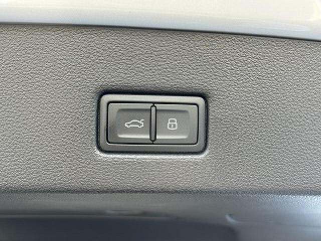 Ａ７スポーツバック ４５ＴＦＳＩクワトロ　Ｓラインパッケージ　テクノロジーＰＫＧ　純正２０インチＡＷ　スポーツＰＫＧ　ワンオーナー　パークアシスト　ＡＣＣ　レーンアシスト　全周囲カメラ　マトリクスＬＥＤ　アンビエントライト　スマホ連携　黒革　バーチャルＣＰ（32枚目）