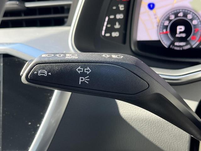 ●レーンアシスト『６０ｋｍ／ｈ　以上での走行時にドライバーの不注意によってクルマがレーンをはみ出しそうになると、クルマをレーンに戻す方向にステアリングをアシストします。』