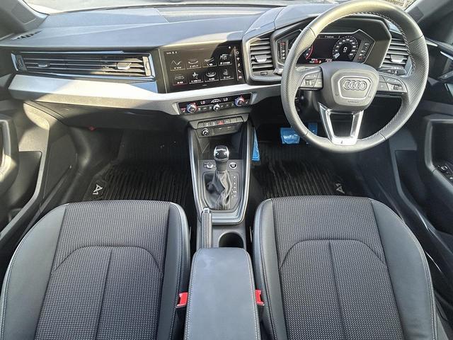 A1スポーツバック 25TFSI Sライン コンビニ&アシスタンスPKG スマホ連携 コントラストルーフ インテリアプラスPKG ワイヤレスチャージ ACC サイドアシスト ハーフレザー パドルシフト シートヒーター 17インチAW 1オーナー(2枚目)