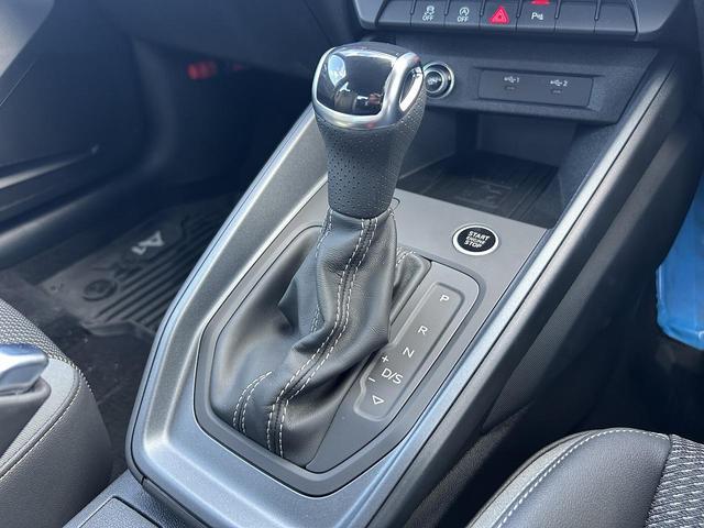 A1スポーツバック 25TFSI Sライン コンビニ&アシスタンスPKG スマホ連携 コントラストルーフ インテリアプラスPKG ワイヤレスチャージ ACC サイドアシスト ハーフレザー パドルシフト シートヒーター 17インチAW 1オーナー(10枚目)