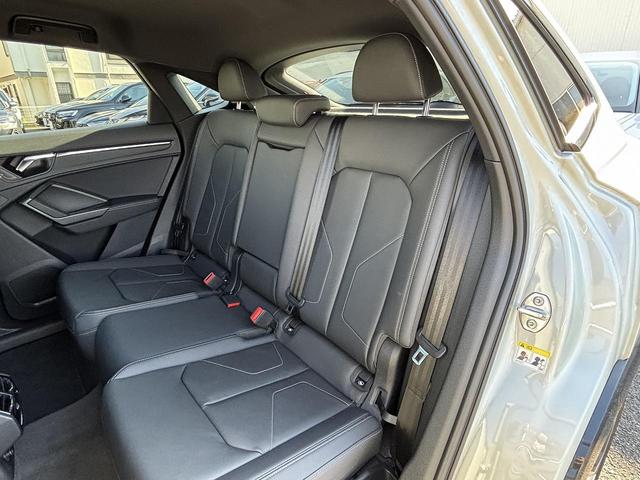 Q3スポーツバック ダイナミックエディション RSダンピングコントロールサス ブラックスタイリングPKG 専用20インチAW スマホ連携 ワイヤレスチャージ パーシャルレザー アンビエントライト サイドアシスト コントラストペイント 1オーナー(15枚目)