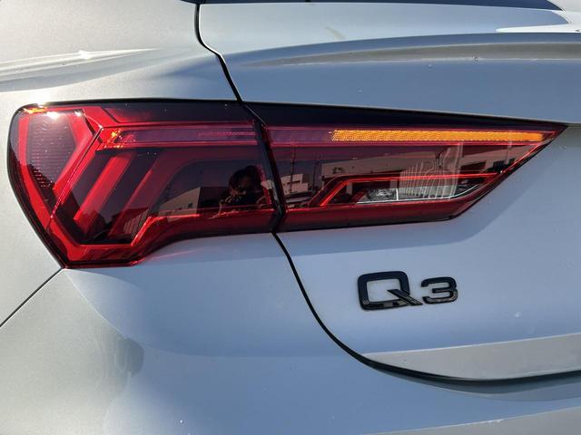 Q3スポーツバック ダイナミックエディション RSダンピングコントロールサス ブラックスタイリングPKG 専用20インチAW スマホ連携 ワイヤレスチャージ パーシャルレザー アンビエントライト サイドアシスト コントラストペイント 1オーナー(22枚目)