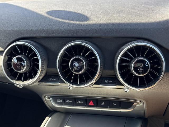 ＴＴクーペ ４５ＴＦＳＩクワトロ　Ｓラインパッケージ　コンフォートＰＫＧ　マトリクスＬＥＤ　シートヒーター　　サイドアシスト　スマホ連携　バーチャルコックピット　バックカメラ　ドライブセレクト　パドルシフト　１８インチＡＷ　１オーナー（30枚目）