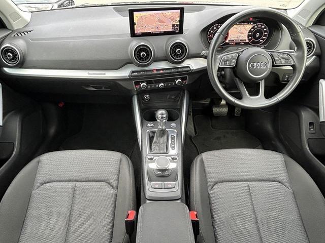 Q2 30TFSIスポーツ オプション17インチAW アシスタンスPKG ナビゲーションPKG レーンアシスト サイドアシスト ACC スマホ連携 バーチャルコックピット バックカメラ シートヒーター 電動リアゲート 1オーナー(2枚目)