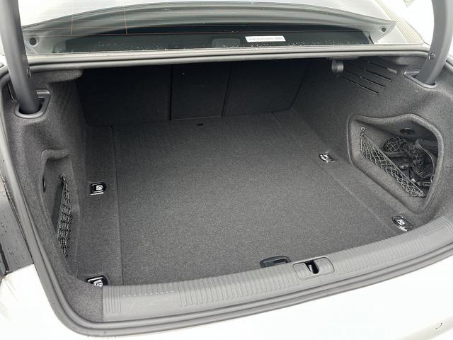 A4 40TDIクワトロ Sライン SラインプラスPKG TVチューナー コンフォートPKG 全周囲カメラ パークアシスト マトリクスLED シートメモリー アンビエントライト スマホ連携 サイドアシスト レーンアシスト 1オーナー(16枚目)