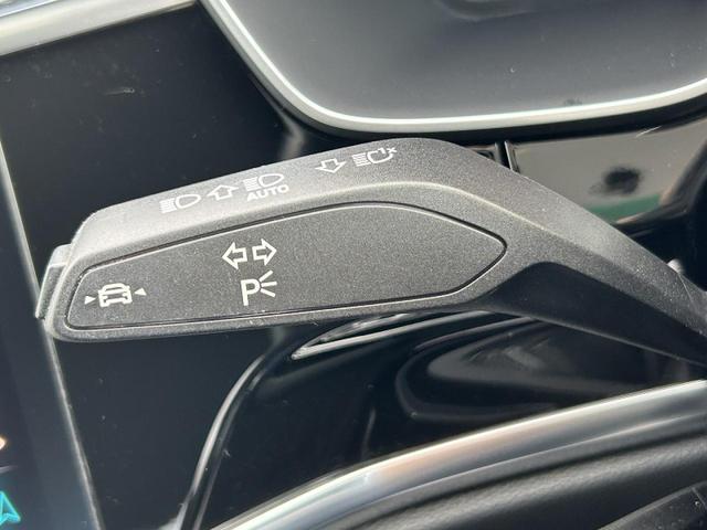 Ｑ３ ３５ＴＦＳＩ　Ｓライン　コンビニエンス＆アシスタンスＰＫＧ　プラスＰＫＧ　ブラックスタイリングＰＫＧ　ＯＰ１９インチＡＷ　スマホ連携　ＡＣＣ　レーンアシスト　サイドアシスト　パーシャルレザー　シートヒーター　１オーナー（10枚目）