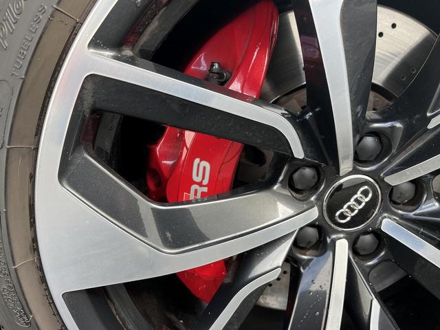 ＲＳ４アバント ベースグレード　カーボンスタイリングＰＫＧ　Ｂ＆Ｏ　ＲＳスポーツエキゾースト　ＯＰ２０インチＡＷ　マッサージシート　デコラティブパネルカーボン　レッドキャリパー　スマホ連携　ＡＣＣ　レーンアシスト　　サイドアシスト（9枚目）