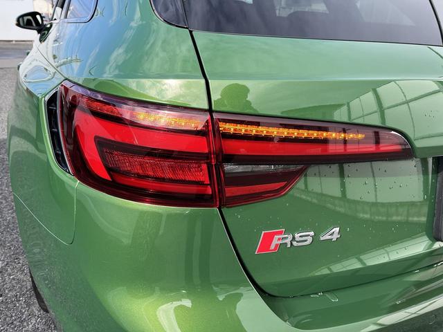 ＲＳ４アバント ベースグレード　カーボンスタイリングＰＫＧ　Ｂ＆Ｏ　ＲＳスポーツエキゾースト　ＯＰ２０インチＡＷ　マッサージシート　デコラティブパネルカーボン　レッドキャリパー　スマホ連携　ＡＣＣ　レーンアシスト　　サイドアシスト（22枚目）