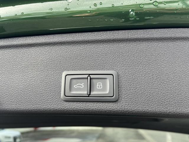 ＲＳ４アバント ベースグレード　カーボンスタイリングＰＫＧ　Ｂ＆Ｏ　ＲＳスポーツエキゾースト　ＯＰ２０インチＡＷ　マッサージシート　デコラティブパネルカーボン　レッドキャリパー　スマホ連携　ＡＣＣ　レーンアシスト　　サイドアシスト（27枚目）