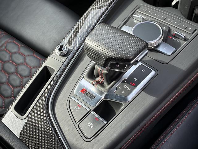 ＲＳ４アバント ベースグレード　カーボンスタイリングＰＫＧ　Ｂ＆Ｏ　ＲＳスポーツエキゾースト　ＯＰ２０インチＡＷ　マッサージシート　デコラティブパネルカーボン　レッドキャリパー　スマホ連携　ＡＣＣ　レーンアシスト　　サイドアシスト（32枚目）