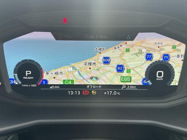 ���o�[�`�����R�b�N�s�b�g�w���[�^�[�p�l�����ɍ��𑜓x�̉t���f�B�X�v���C��z�u�B�f�B�X�v���C���ɒn�}���\������A�i�r�Q�[�V�����̊m�F�̍ۂɃh���C�o�[�͎����̈ړ������Ȃ����邱�Ƃ��ł��܂��B�x