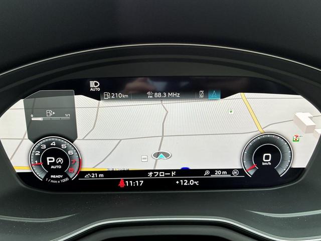 ���o�[�`�����R�b�N�s�b�g�w���[�^�[�p�l�����ɍ��𑜓x�̉t���f�B�X�v���C��z�u�B�f�B�X�v���C���ɒn�}���\������A�i�r�Q�[�V�����̊m�F�̍ۂɃh���C�o�[�͎����̈ړ������Ȃ����邱�Ƃ��ł��܂��B�x