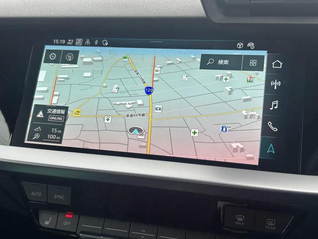 ���l�l�h�i�r�Q�[�V�����w���𑜓x�J���[�f�B�X�v���C�ɁA�a�����������������i�q�j�ڑ��ɂ��n���Y�t���[�ʘb�@�\�𓋍ڂ��Ă��܂��B�x