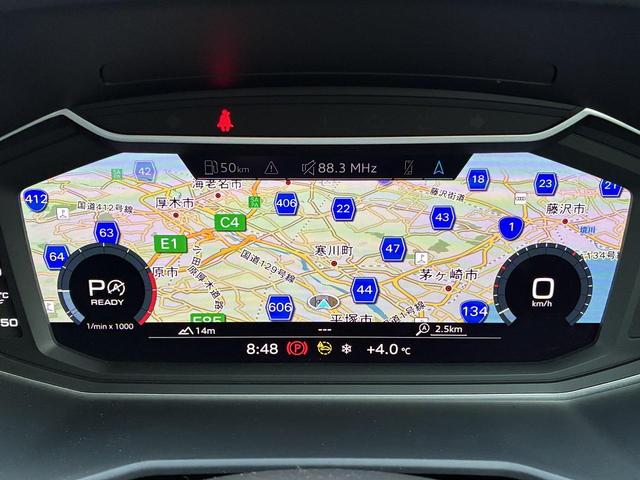 ���o�[�`�����R�b�N�s�b�g�w���[�^�[�p�l�����ɍ��𑜓x�̉t���f�B�X�v���C��z�u�B�f�B�X�v���C���ɒn�}���\������A�i�r�Q�[�V�����̊m�F�̍ۂɃh���C�o�[�͎����̈ړ������Ȃ����邱�Ƃ��ł��܂��B�x