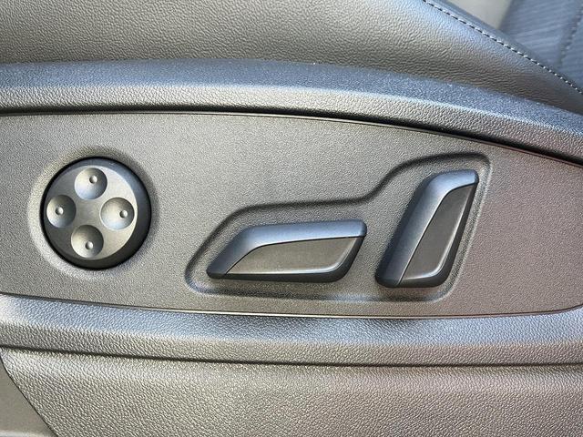 Ｑ５スポーツバック ４０ＴＤＩクワトロ　Ｓライン　ＯＰ２０インチ　ＳラインプラスＰＫＧ　コンフォートＰＫＧ　ＴＶチューナー　ＡＣＣ　レーンアシスト　パークアシスト　サイドアシスト　アンビエントライト　スマホ連携　マトリクスＬＥＤ　１オーナー（32枚目）