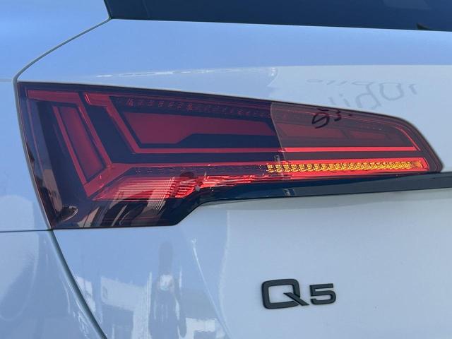 Ｑ５ ４０ＴＤＩクワトロ　Ｓライン　サンルーフ　ブラックスタイリングＰＫＧ　ＳラインプラスＰＫＧ　コンフォートＰＫＧ　ＯＰ２０インチＡＷ　全周囲カメラ　アンビエントライト　スマホ連携　マトリクスＬＥＤ　全席シートヒーター　１オーナー（22枚目）