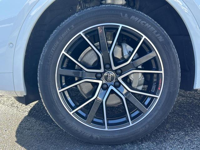 Ｑ５ ４０ＴＤＩクワトロ　Ｓライン　サンルーフ　ブラックスタイリングＰＫＧ　ＳラインプラスＰＫＧ　コンフォートＰＫＧ　ＯＰ２０インチＡＷ　全周囲カメラ　アンビエントライト　スマホ連携　マトリクスＬＥＤ　全席シートヒーター　１オーナー（23枚目）