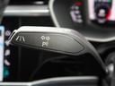 ●アウディサイドアシスト『後方の死角を並走する車両を検知しドアミラーの内側のLEDが点灯。ドライバーに注意を促し事故を未然に防ぐシステムです。』