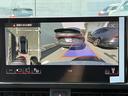 ●サラウンドビューカメラ『車両の4つのカメラから得た映像を合成し、上空から眺めているような映像をモニターに映し出します。車両周辺の歩行者や障害物などの発見に役立ちます。』