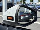 ●アウディサイドアシスト『後方の死角を並走する車両を検知しドアミラーの内側のLEDが点灯。ドライバーに注意を促し事故を未然に防ぐシステムです。』