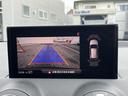 ●リアビューカメラ『入車経路を算出し、ガイドラインと補助線をディスプレイに表示します。同時にバンパーに内蔵のセンサーが障害物を感知し音で注意を促します。後方の死角も安心していただけます。』