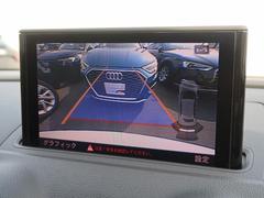 【リヤビューカメラ】車両後方の映像を映し出し、舵角に基づいて計算された経路を画面に示して駐車操作をサポートします。 4