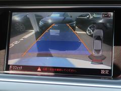 【リヤビューカメラ】車両後方の映像を映し出し、舵角に基づいて計算された経路を画面に示して駐車操作をサポートします。 6