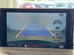 ●リアビューカメラ『入車経路を算出し、ガイドラインと補助線をディスプレイに表示します。同時にバンパーに内蔵のセンサーが障害物を感知し音で注意を促します。後方の死角も安心していただけます。』 4