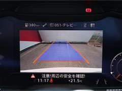 【リヤビューカメラ】車両後方の映像を映し出し、舵角に基づいて計算された経路を画面に示して駐車操作をサポートします。 4