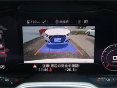 【リヤビューカメラ】車両後方の映像を映し出し、舵角に基づいて計算された経路を画面に示して駐車操作をサポートします。 4