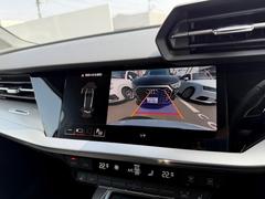 ●リアビューカメラ『入車経路を算出し、ガイドラインと補助線をディスプレイに表示します。同時にバンパーに内蔵のセンサーが障害物を感知し音で注意を促します。後方の死角も安心していただけます。』 4