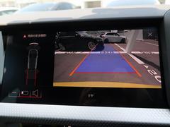 ●リアビューカメラ『入車経路を算出し、ガイドラインと補助線をディスプレイに表示します。同時にバンパーに内蔵のセンサーが障害物を感知し音で注意を促します。後方の死角も安心していただけます。』 5