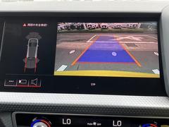 ●リアビューカメラ『入車経路を算出し、ガイドラインと補助線をディスプレイに表示します。同時にバンパーに内蔵のセンサーが障害物を感知し音で注意を促します。後方の死角も安心していただけます。』 4