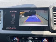 ●リアビューカメラ『入車経路を算出し、ガイドラインと補助線をディスプレイに表示します。同時にバンパーに内蔵のセンサーが障害物を感知し音で注意を促します。後方の死角も安心していただけます。』 4