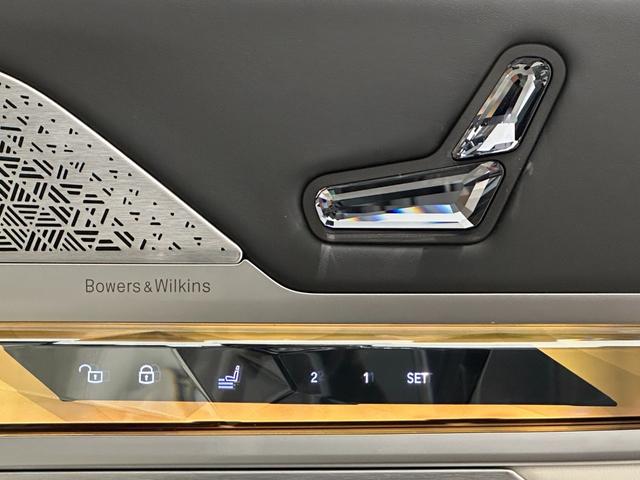 ７シリーズ ７４０ｉ　エクセレンス　Ｓ白／黒革Ｆクライメートシートマッサージ機能パノラマサンルーフ　Ｓｋｙ　ＬｏｕｎｇｅＵＶ　カット　ガラスパークアシストプロ　Ｂｏｗｅｒｓ　＆　Ｗｉｌｋｉｎｓサウンドリヤエンターテーメント純正２０ＡＷ（16枚目）