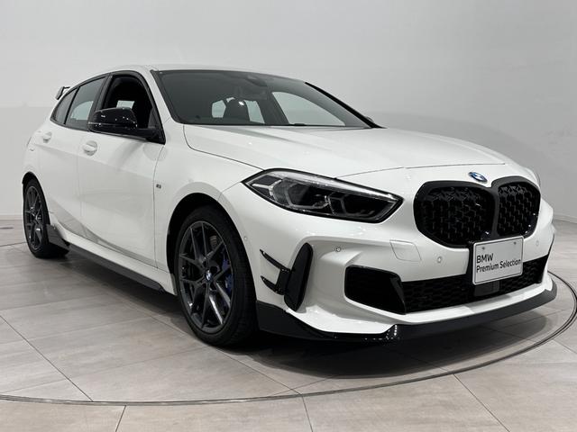 Ｍ１３５ｉ　ｘＤｒｉｖｅ　限定車Ｓｔｒｅｅｔ　Ｒａｃｅｒ全国４０台黒革アダプティブサスＭスポーツブレーキコンフォートアクセスオートトランクＬＥＤライトＤアシストＡＣＣパークアシストＨＩＦＩスピーカーＭシート純正１８ＡＷ(3枚目)