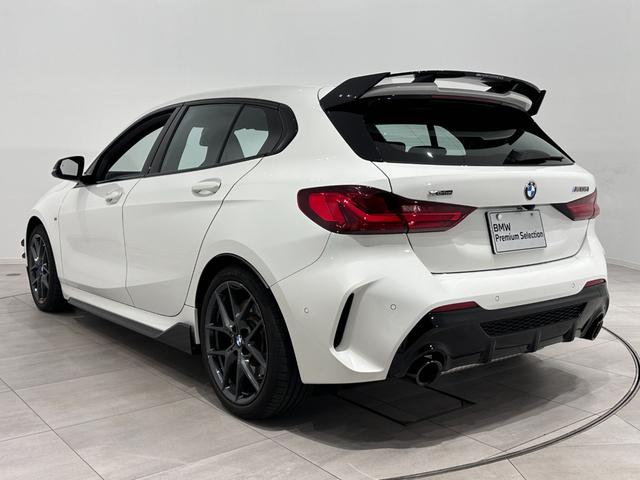 Ｍ１３５ｉ　ｘＤｒｉｖｅ　限定車Ｓｔｒｅｅｔ　Ｒａｃｅｒ全国４０台黒革アダプティブサスＭスポーツブレーキコンフォートアクセスオートトランクＬＥＤライトＤアシストＡＣＣパークアシストＨＩＦＩスピーカーＭシート純正１８ＡＷ(7枚目)