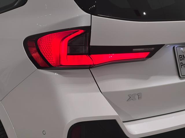 X1 M35i xDrive 全国2年保証ヴェガンザコーラルレッドF電動シートヒーターオートトランクアダプテイブMサスMスポーツブレーキUVカットガラスアダプテイブLEDライトHarman KardonDパークアシスト純正20AW(12枚目)