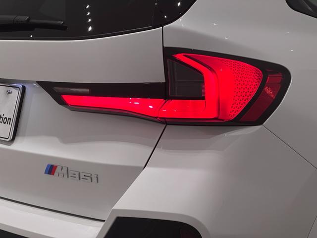 X1 M35i xDrive 全国2年保証ヴェガンザコーラルレッドF電動シートヒーターオートトランクアダプテイブMサスMスポーツブレーキUVカットガラスアダプテイブLEDライトHarman KardonDパークアシスト純正20AW(13枚目)