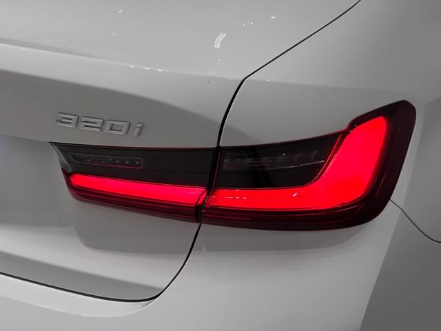 ３シリーズ ３２０ｉ　Ｍスポーツ　全国２年保証Ｆシートヒーター全周囲カメラオートトランクアダプティブＬＥＤライトＤアシストプロパークアシスト＋Ｈｉｆｉ　スピーカー純正１８ＡＷ（13枚目）