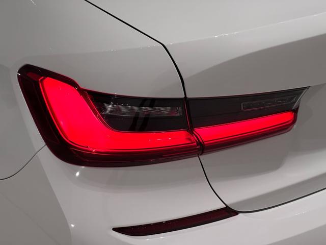 ３シリーズ ３２０ｉ　Ｍスポーツ　全国２年保証コンフォートアクセスオートトランクリヤカメラ前後ＰＤＣＦシートヒーターアダプテイブＬＥＤライトＤアシストプロパークアシスト＋Ｈｉｆｉ　スピーカードラレコワイアレス充電純正１８ＡＷ（12枚目）