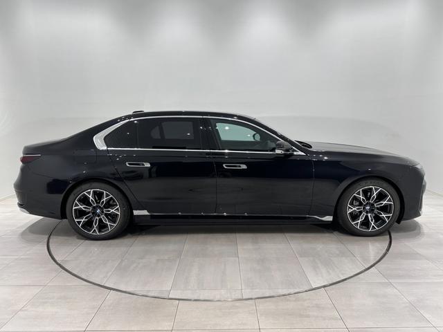 ｉ７ ｘＤｒｉｖｅ　６０　エクセレンス　全国２年保証ブラックレザーＦクライメートシート自動ドアパノラマルーフスカイ　ラウンジリヤエンターテーメントＤアシストプロパークアシストプロ　Ｂｏｗｅｒｓ＆Ｗｉｌｋｉｎｓサウンド純正２０ＡＷ（4枚目）