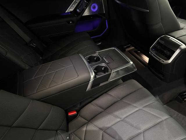 ｉ７ ｘＤｒｉｖｅ　６０　エクセレンス　全国２年保証ブラックレザーＦクライメートシート自動ドアパノラマルーフスカイ　ラウンジリヤエンターテーメントＤアシストプロパークアシストプロ　Ｂｏｗｅｒｓ＆Ｗｉｌｋｉｎｓサウンド純正２０ＡＷ（34枚目）