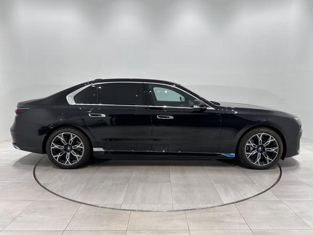 ｉ７ ｘＤｒｉｖｅ　６０　エクセレンス　全国２年保証ブラックレザークライメートシートスカイ　ラウンジＰルーフＢｏｗｅｒｓ＆ＷｉｌｋｉｎｓサウンドリヤエンターテーメントＤアシストプロパークアシストプロＴＶ純正２０ＡＷ（4枚目）