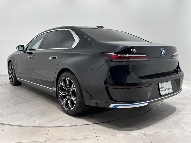 ｉ７ ｘＤｒｉｖｅ　６０　エクセレンス　全国２年保証ブラックレザークライメートシートスカイ　ラウンジＰルーフＢｏｗｅｒｓ＆ＷｉｌｋｉｎｓサウンドリヤエンターテーメントＤアシストプロパークアシストプロＴＶ純正２０ＡＷ（7枚目）
