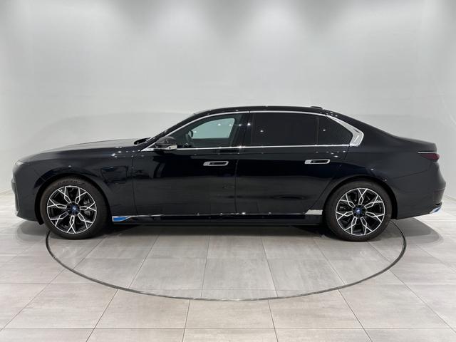 ｉ７ ｘＤｒｉｖｅ　６０　エクセレンス　全国２年保証ブラックレザークライメートシートスカイ　ラウンジＰルーフＢｏｗｅｒｓ＆ＷｉｌｋｉｎｓサウンドリヤエンターテーメントＤアシストプロパークアシストプロＴＶ純正２０ＡＷ（8枚目）