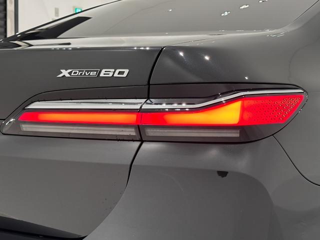 ｉ７ ｘＤｒｉｖｅ　６０　エクセレンス　全国２年保証ブラックレザークライメートシートスカイ　ラウンジＰルーフＢｏｗｅｒｓ＆ＷｉｌｋｉｎｓサウンドリヤエンターテーメントＤアシストプロパークアシストプロＴＶ純正２０ＡＷ（13枚目）